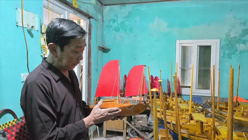 Những mô hình thuyền ba vách là món đồ lưu niệm được doanh nghiệp đặt đóng tại xưởng của ông Chắn