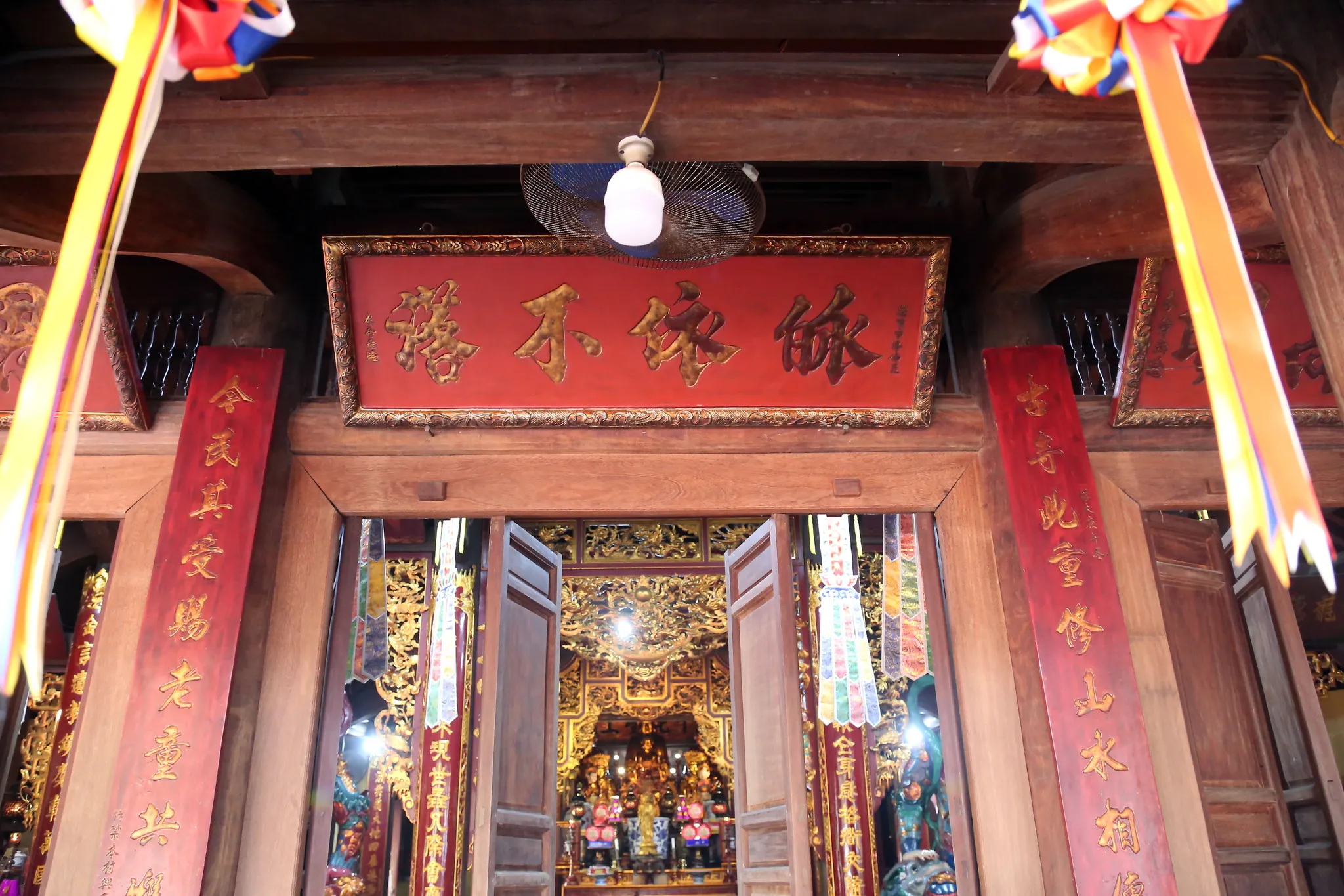 Bức hoành phi ở gian giữa chùa Linh Ứng