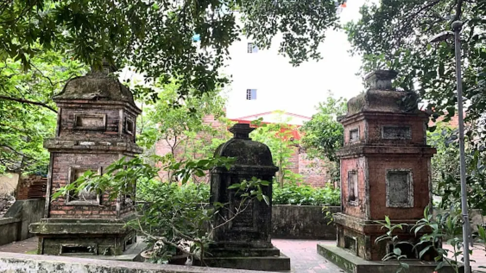Tháp đá tại Chùa La Phù
