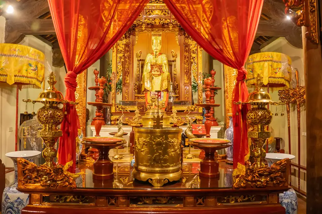 Ban thờ chính bên trong Chùa Vua