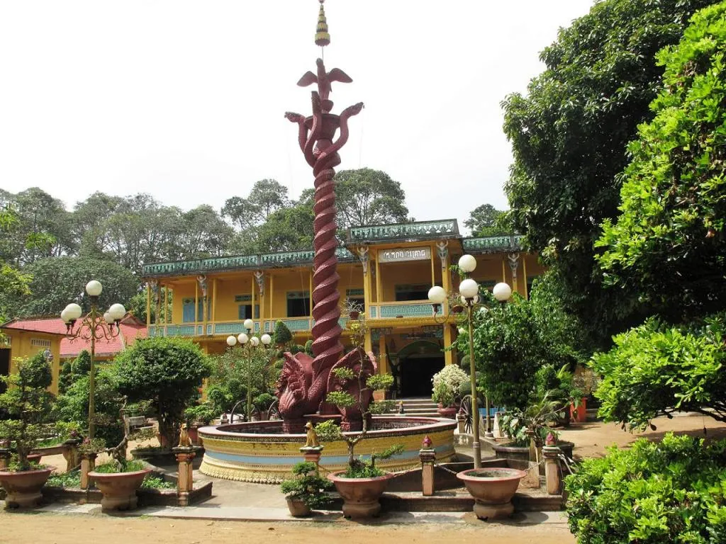 Quang cảnh tại Chùa Hang