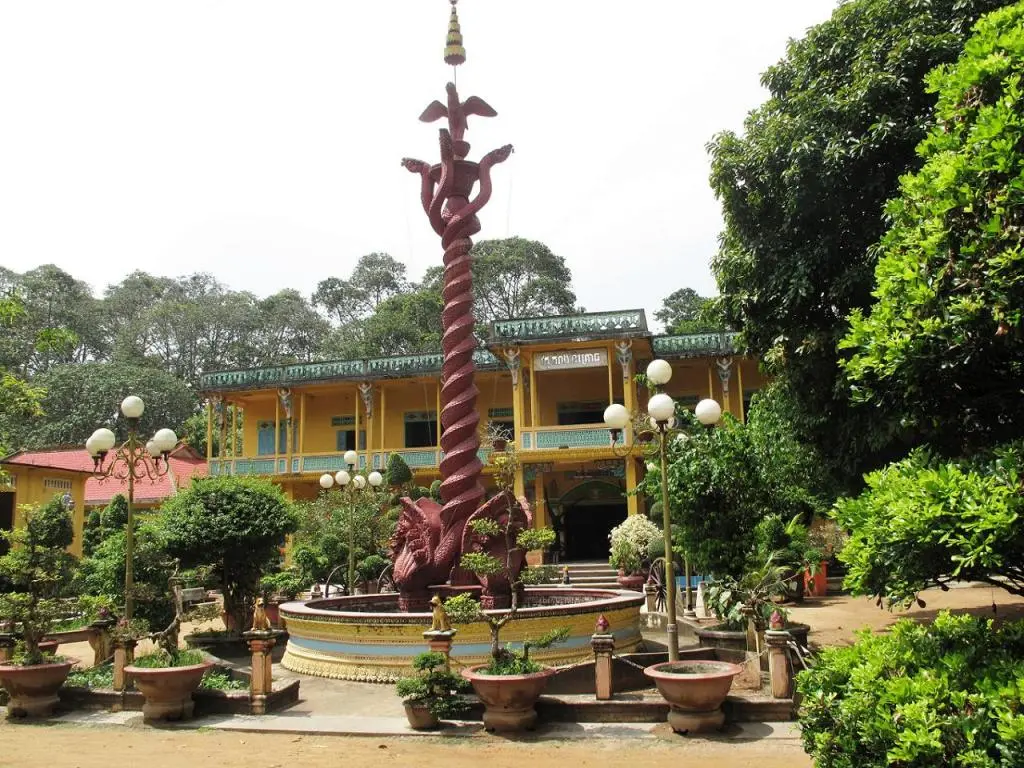 Quang cảnh tại Chùa Hang
