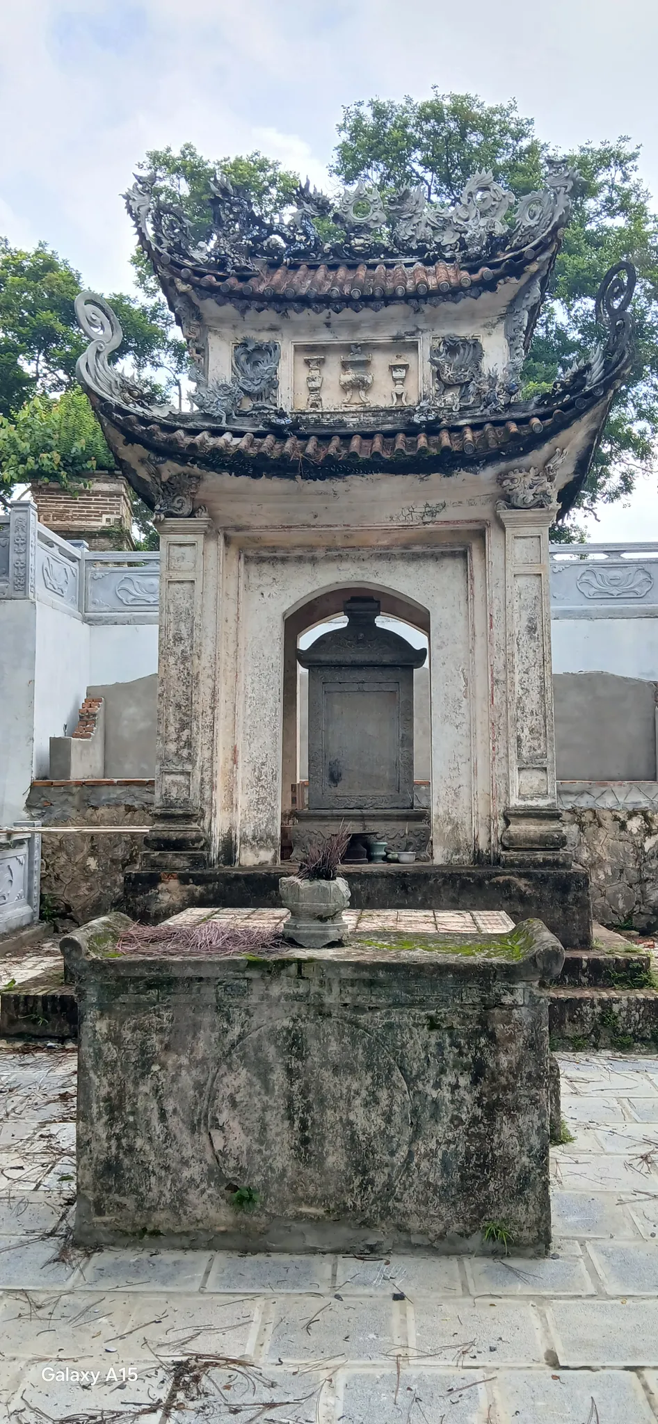 Nhà bia ở chùa Trăm Gian