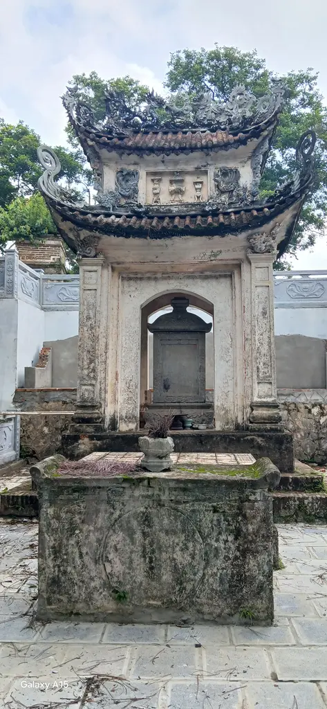 Nhà bia ở chùa Trăm Gian