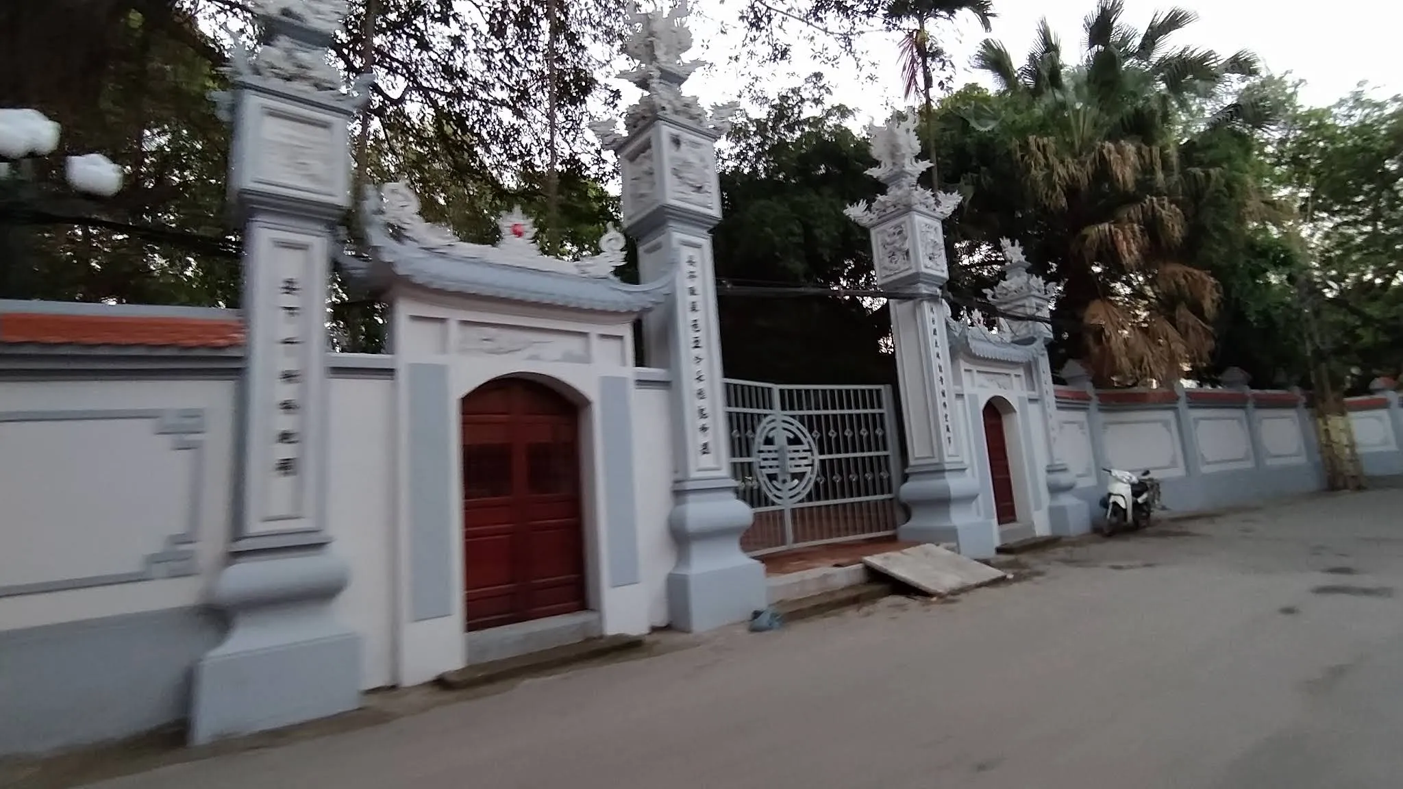 Cổng tam quan di tích Đình Khương Hạ