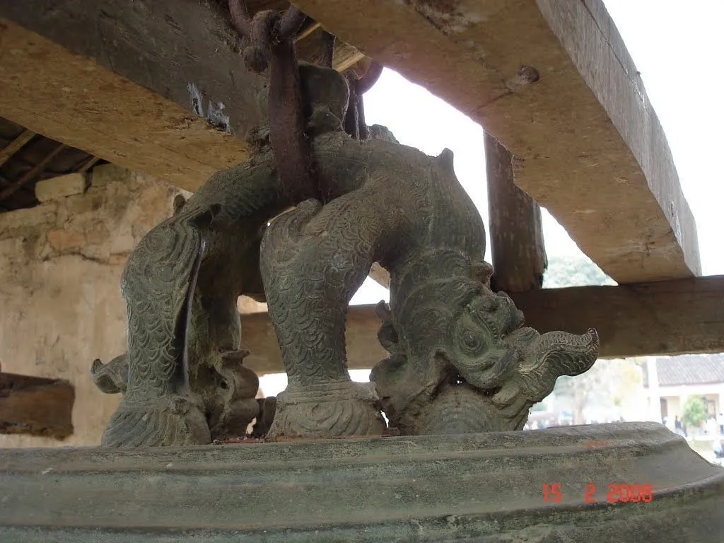 phần quai chuông được tạo hình bồ lao của cuông chùa Đà Quận