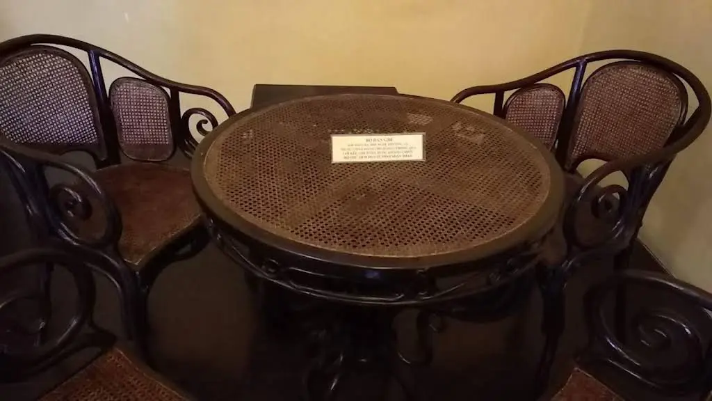 Bộ bàn trong khu di tích Cảnh quan di tích Bằng di tích Nhà Hồ Chủ tịch ở và làm việc tháng 12 năm 1946 tại Vạn Phúc