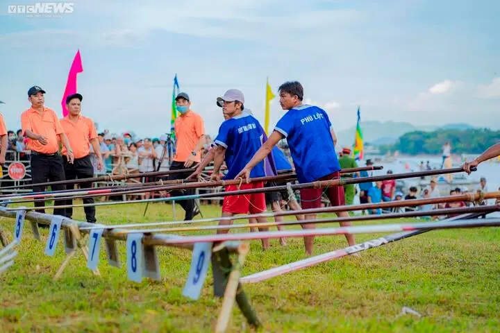 Nghi thức chuẩn bị bước vào Hội đua thuyền trên sông Hương