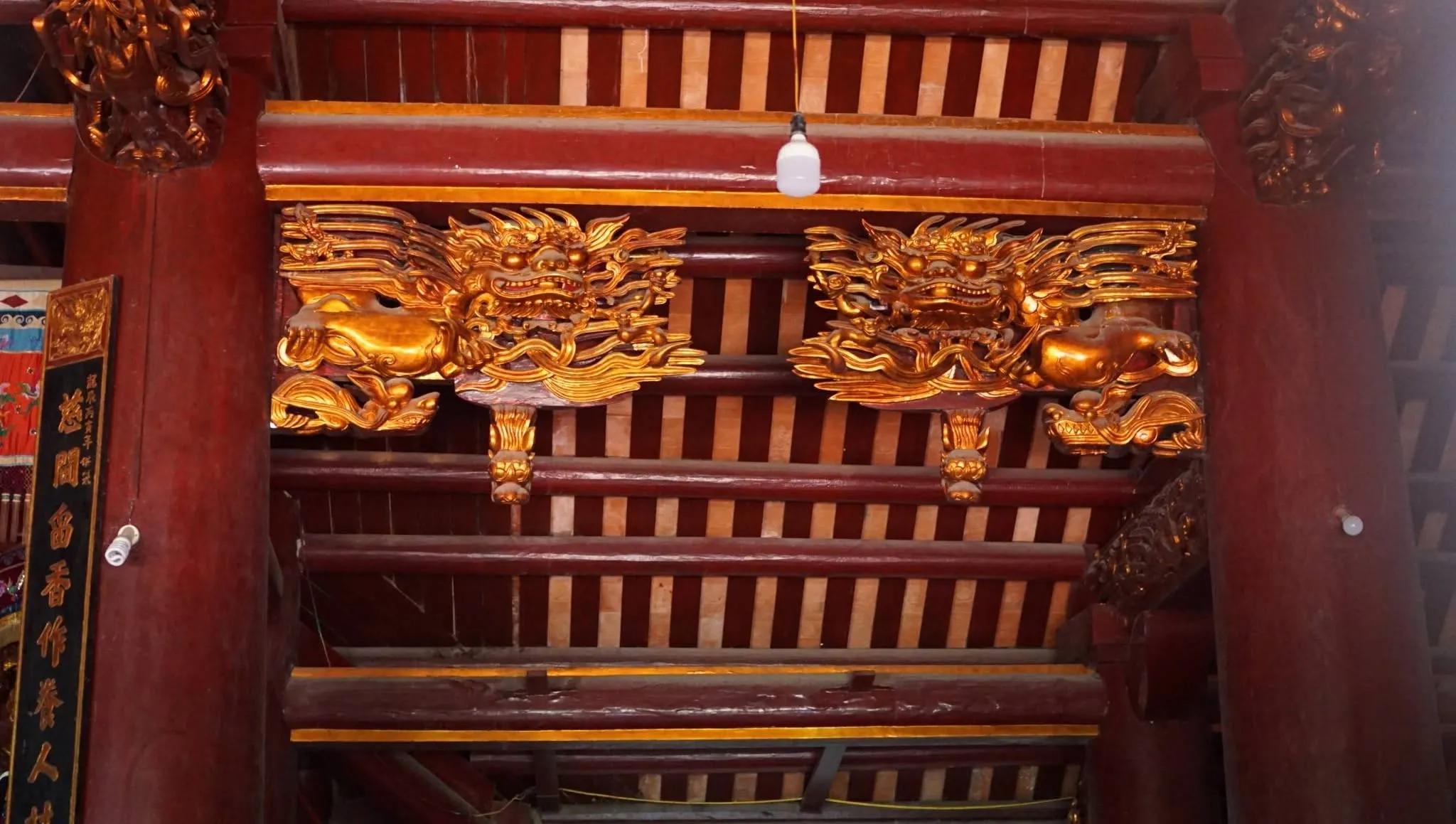 Đầu rồng chạm nổi trên cốn Đình Hữu Bổ Thượng