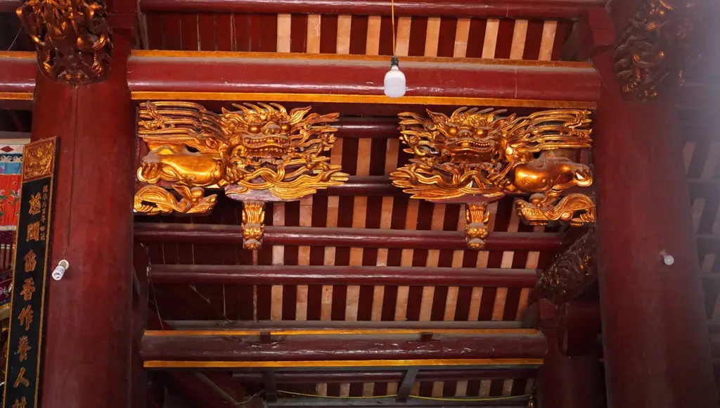 Đầu rồng chạm nổi trên cốn Đình Hữu Bổ Thượng