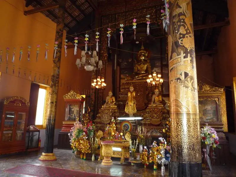 Ban thờ bên trong Chùa Kh'leang