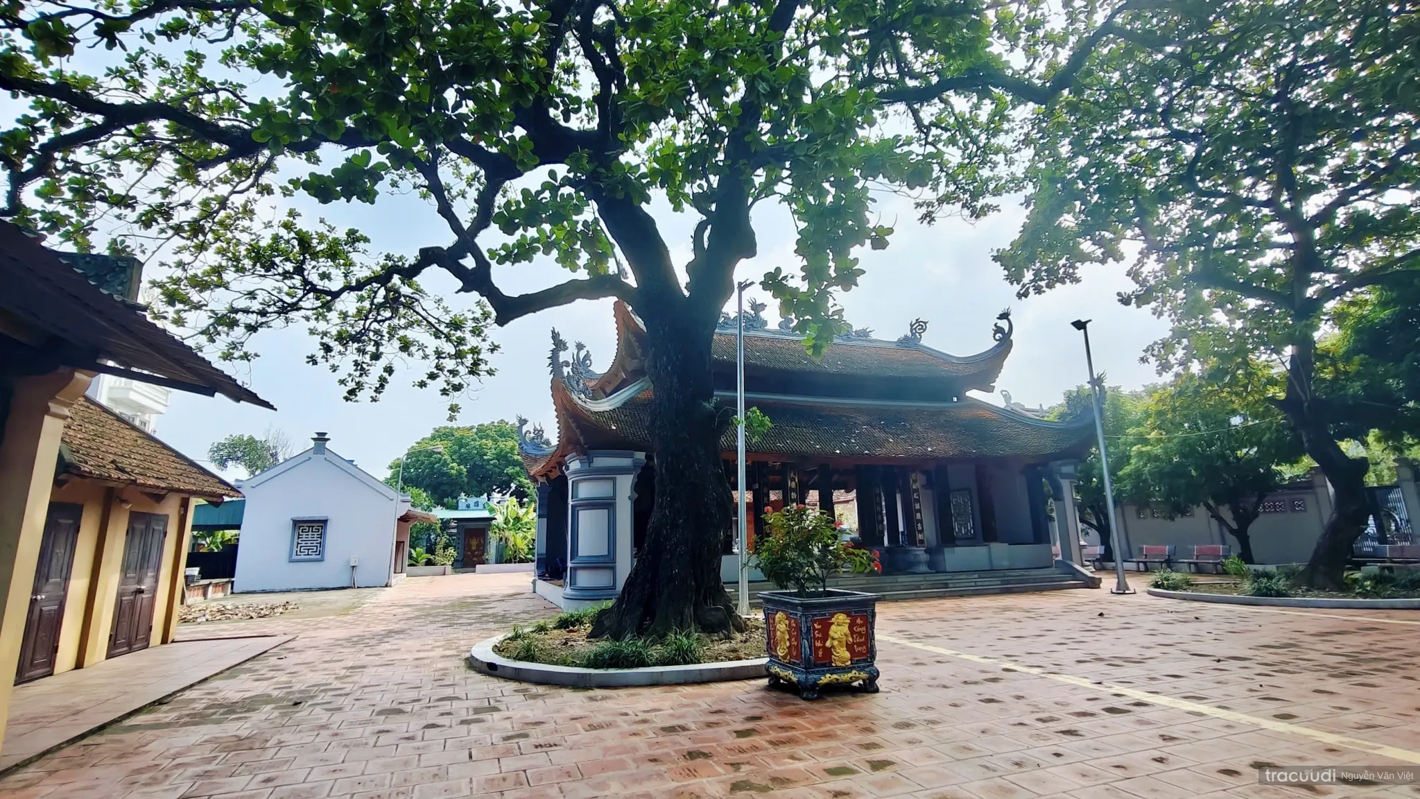 Nhìn từ nhà tả vụ vào tiền tế Đền Trong