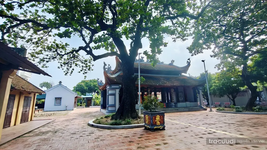 Nhìn từ nhà tả vụ vào tiền tế Đền Trong
