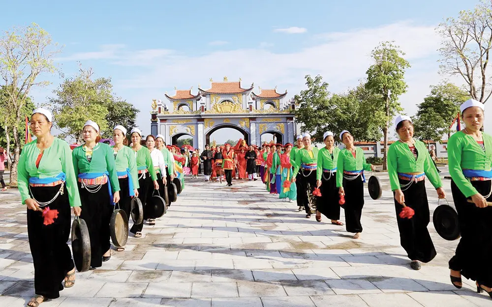 Múa cồng chiêng dân tộc Mường tại lễ hội 