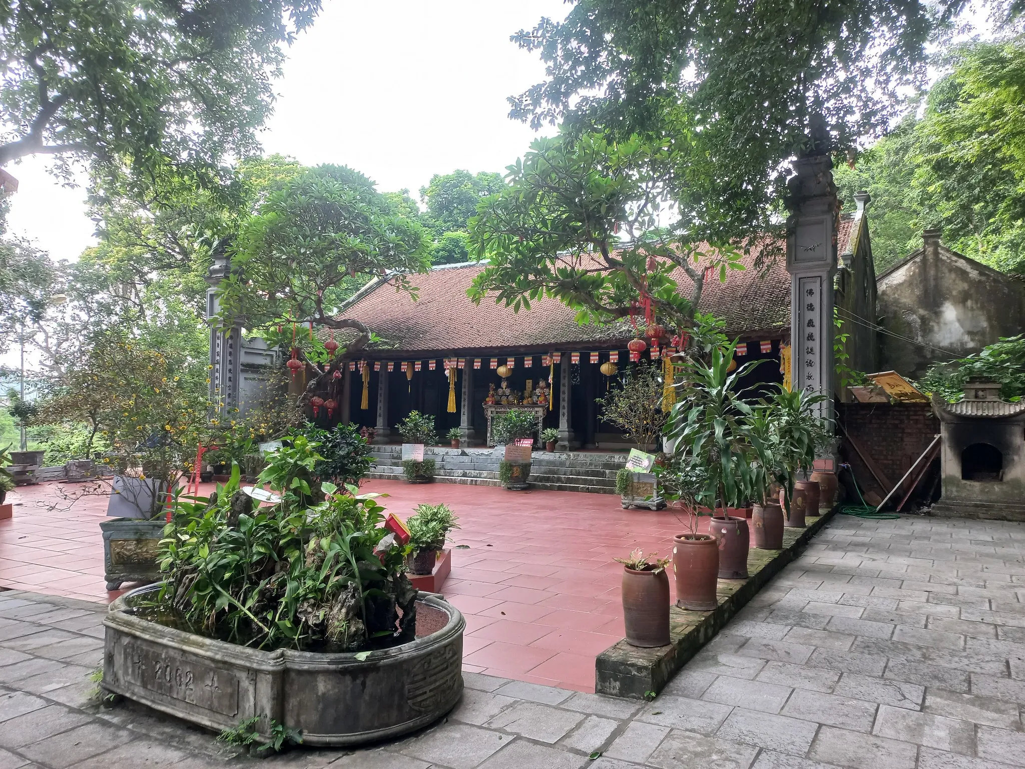 Chùa Trầm nhìn từ bên phải