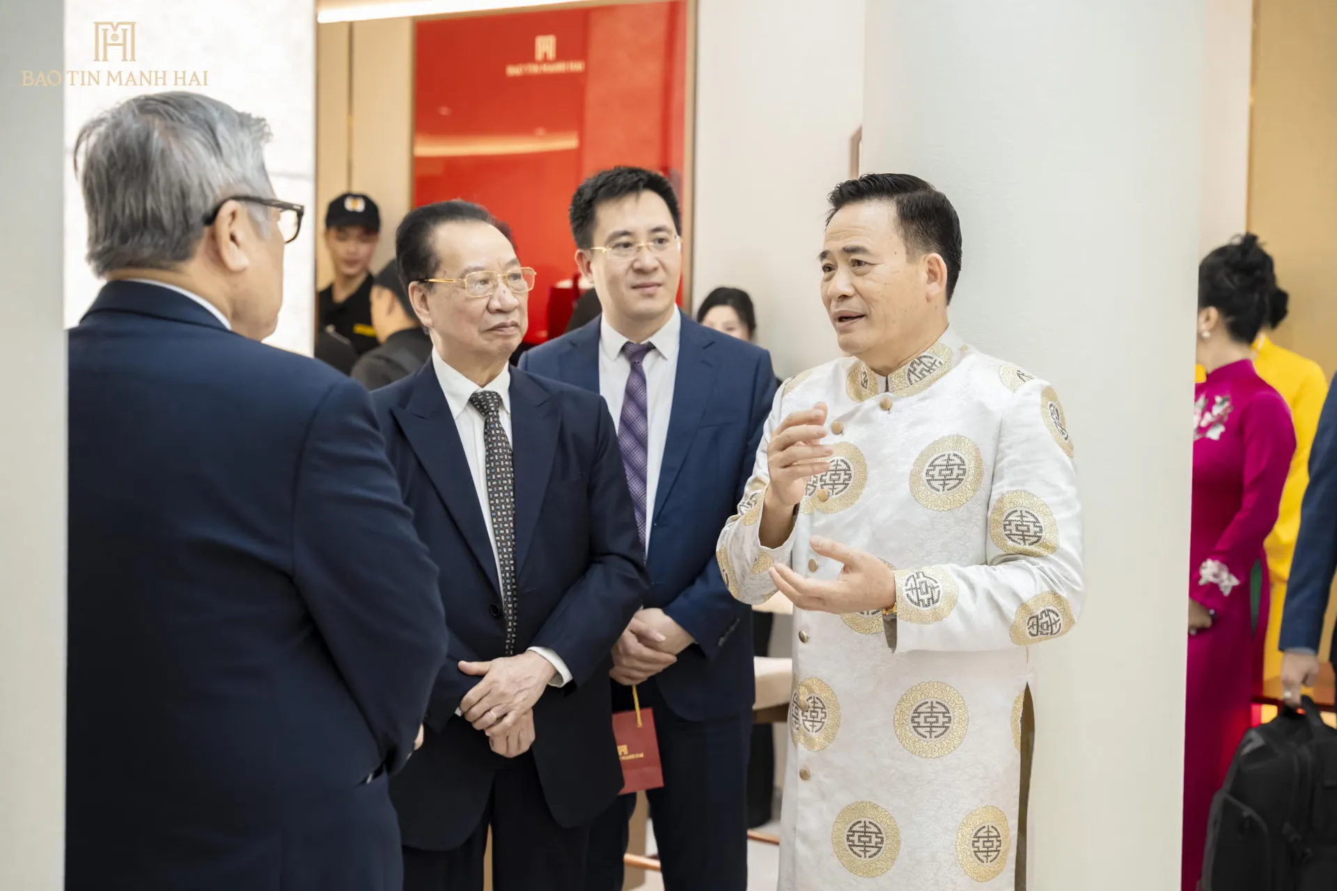 NNƯT Vũ Mạnh Hải (ngoài cùng bên tay phải) chia sẻ tại Lễ hội Việt Phục