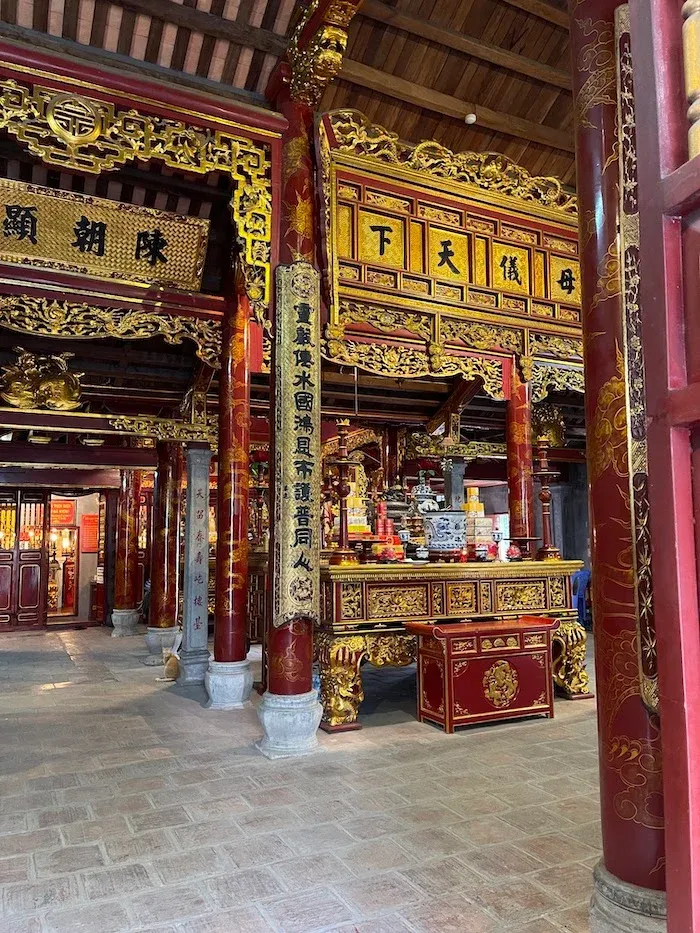 Không gian thờ tự bên trong Đền Bà Kiệu