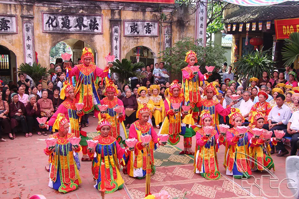 Không khí lễ hội tại Hội chùa Duệ Tú