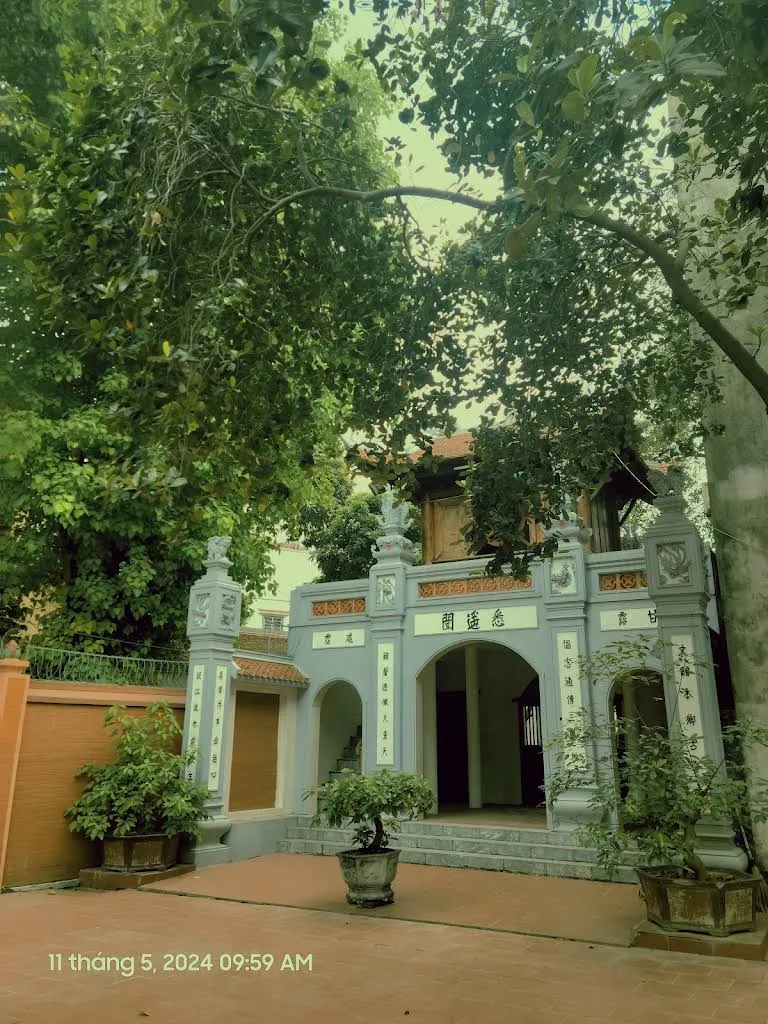 Cổng tam quan di tích Chùa Văn Quán