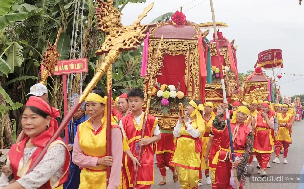Đoàn rước tại Lễ hội truyền thống Đền Đươi