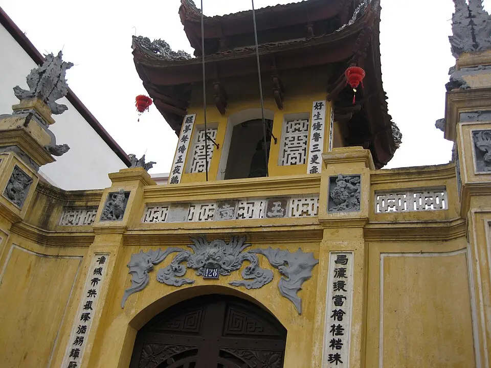 Hình ảnh cổng Chùa Bà Ngô chụp góc nghiêng