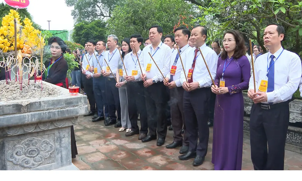 Đại biểu dâng hương tại Lễ hội Bổ Đà