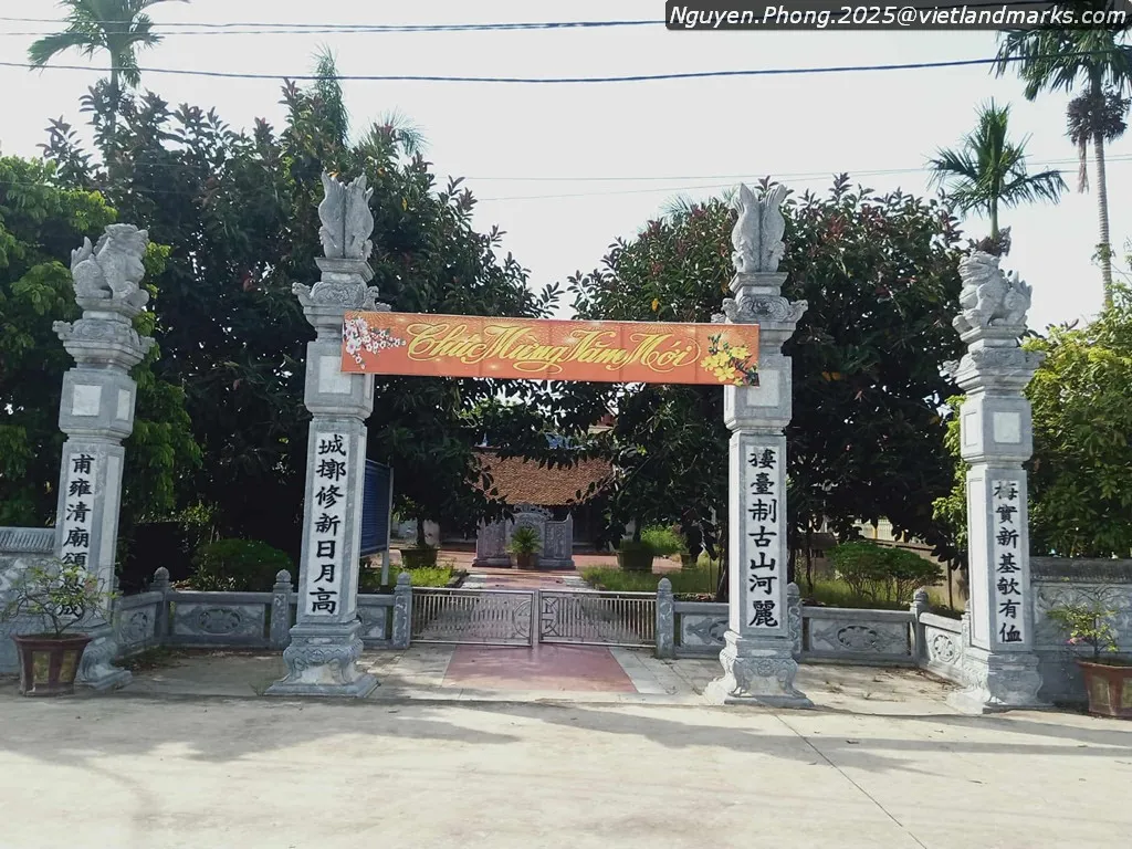 Cổng vào Đền Thờ Nguyễn Chích