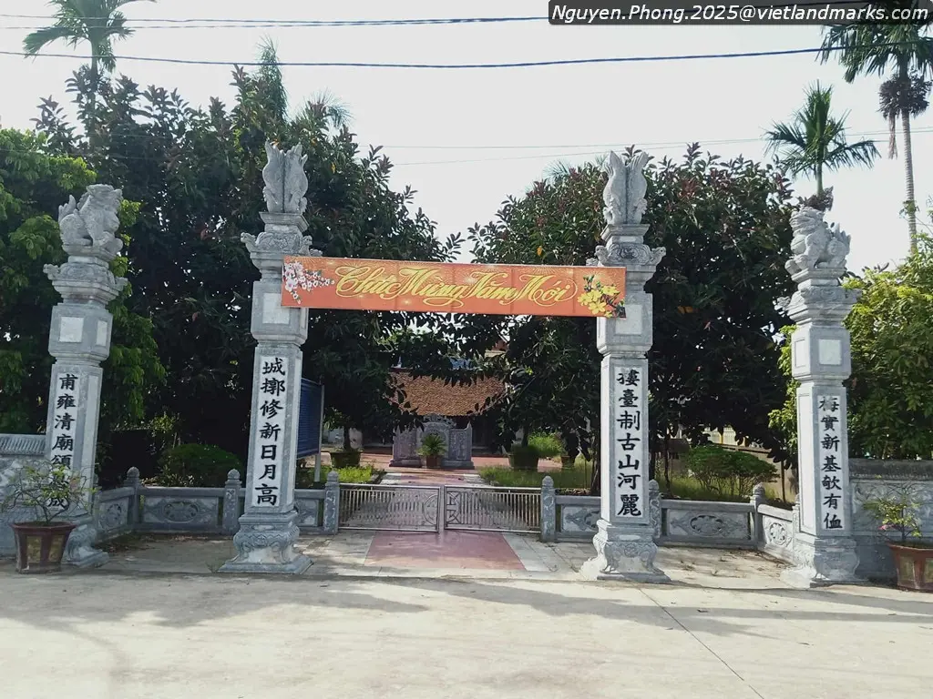 Cổng vào Đền Thờ Nguyễn Chích