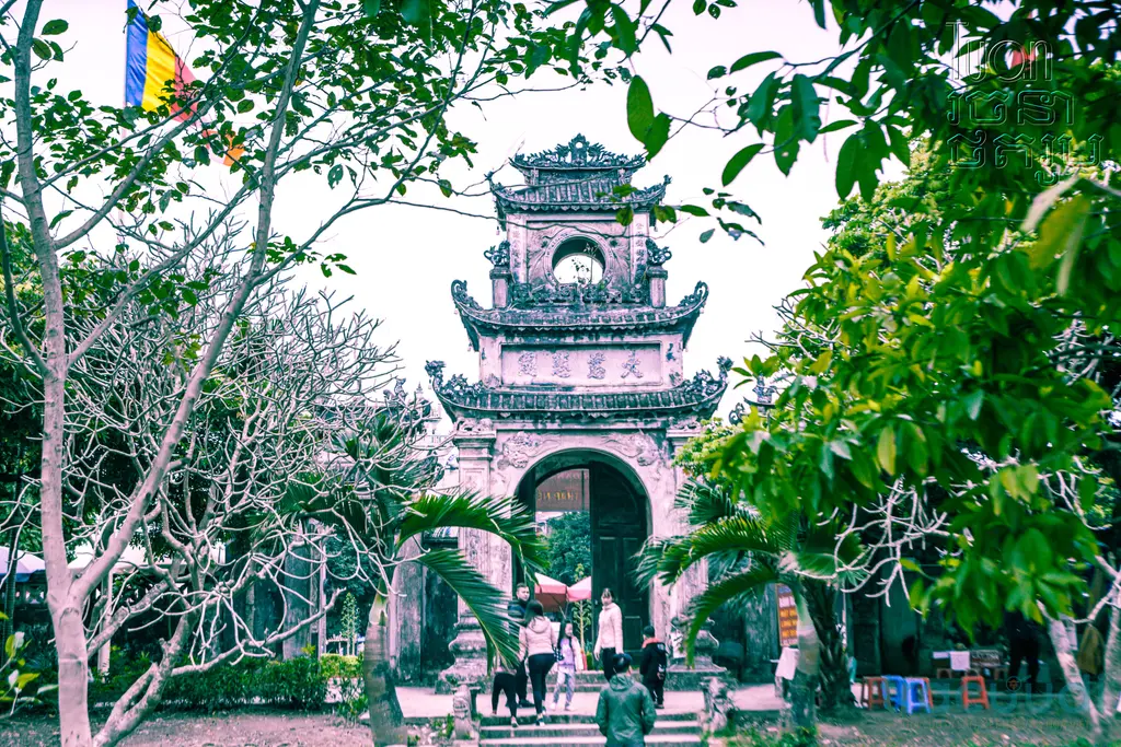 Cảnh quan bên ngoài di tích Chùa Chuông (kim Chung Tự)