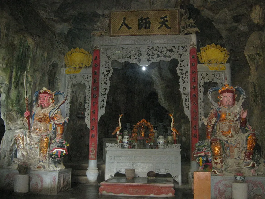 Gian thờ tại Chùa Địch Lộng