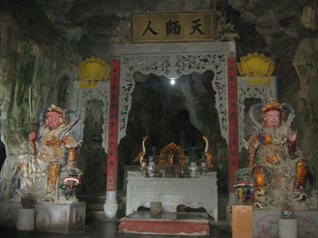 Gian thờ tại Chùa Địch Lộng
