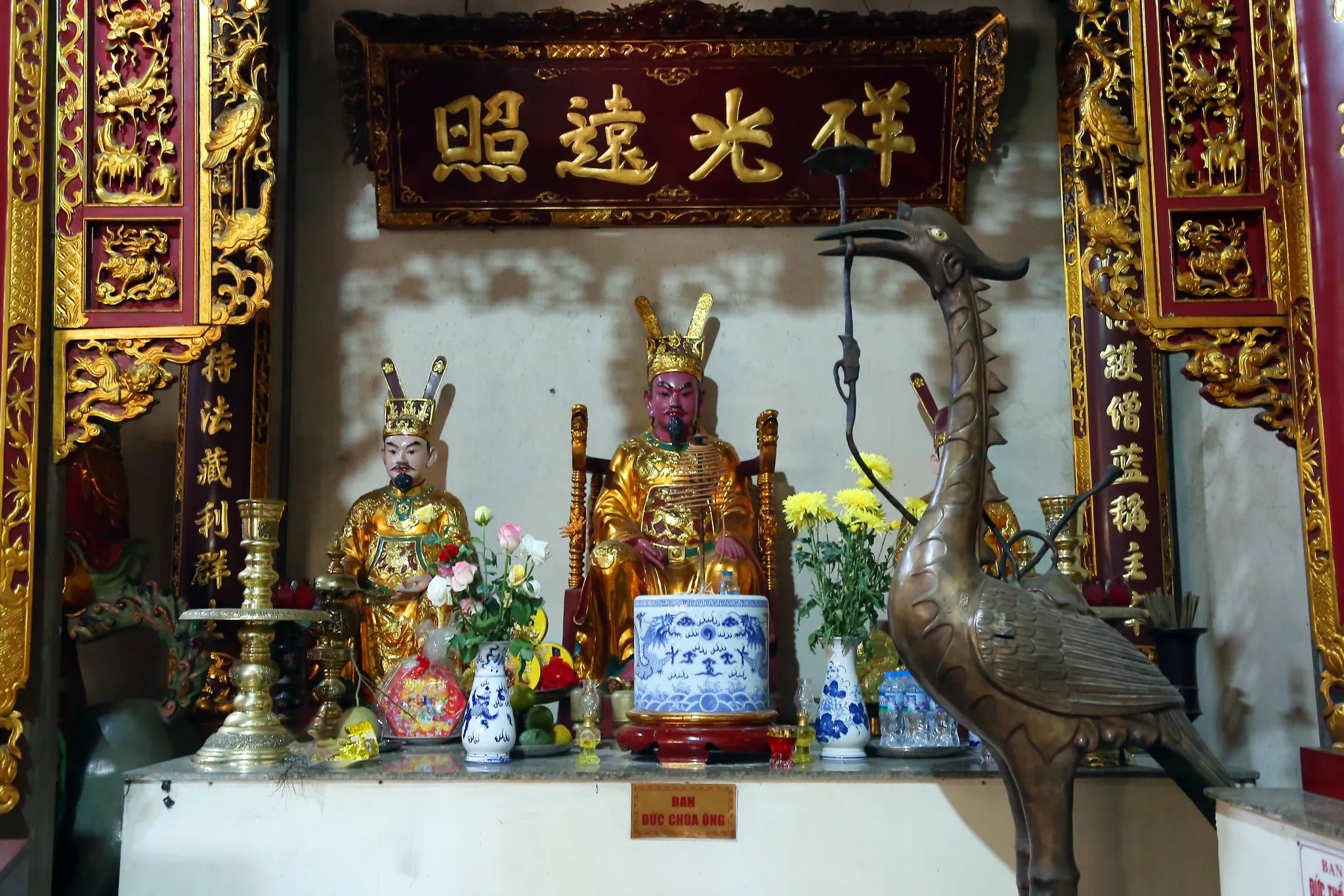 Ban thờ Đức Chúa Ông chùa Thanh Lâm