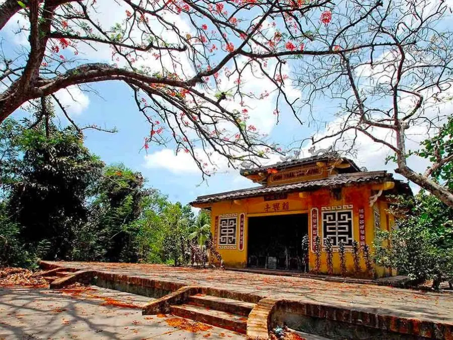 Quang cảnh tại Đình Tân Hưng