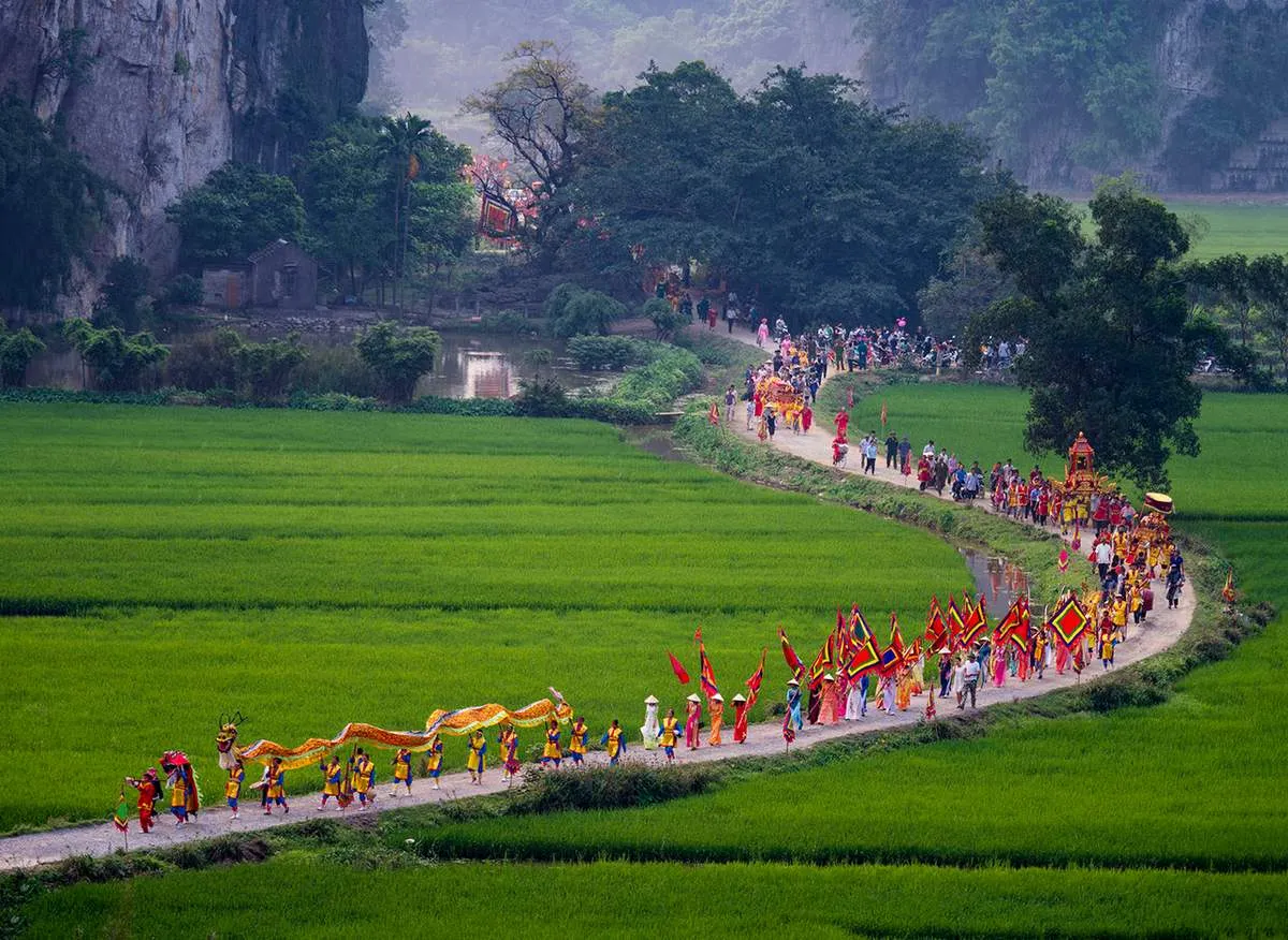 Quang cảnh đoàn rước tại Lễ hội đền Thái Vi
