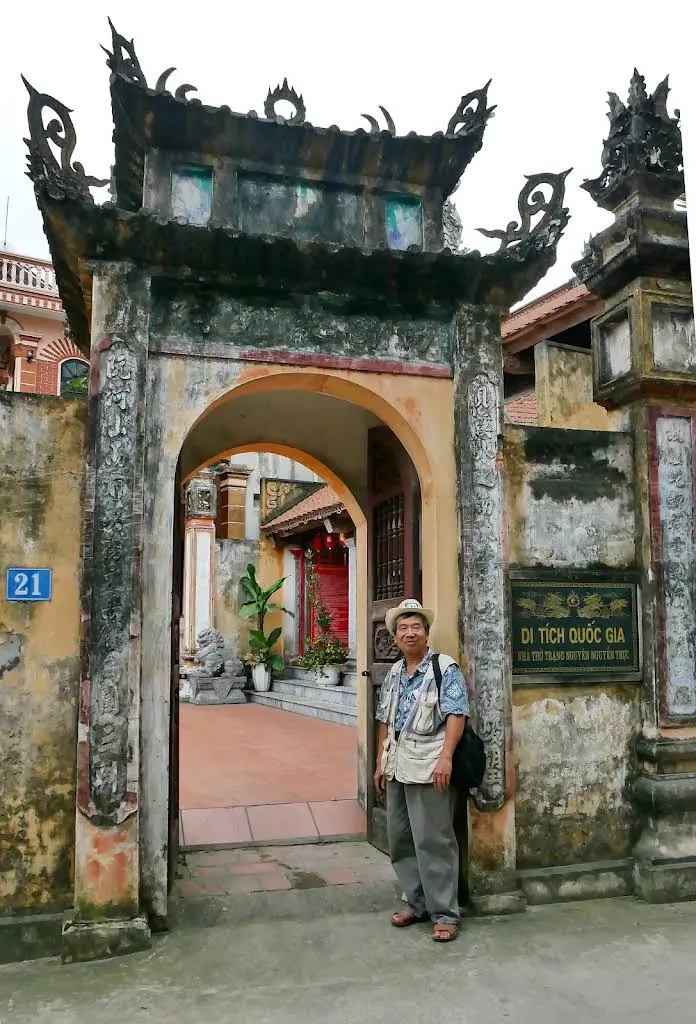 Cổng Nhà thờ Trạng nguyên Nguyễn Trực
