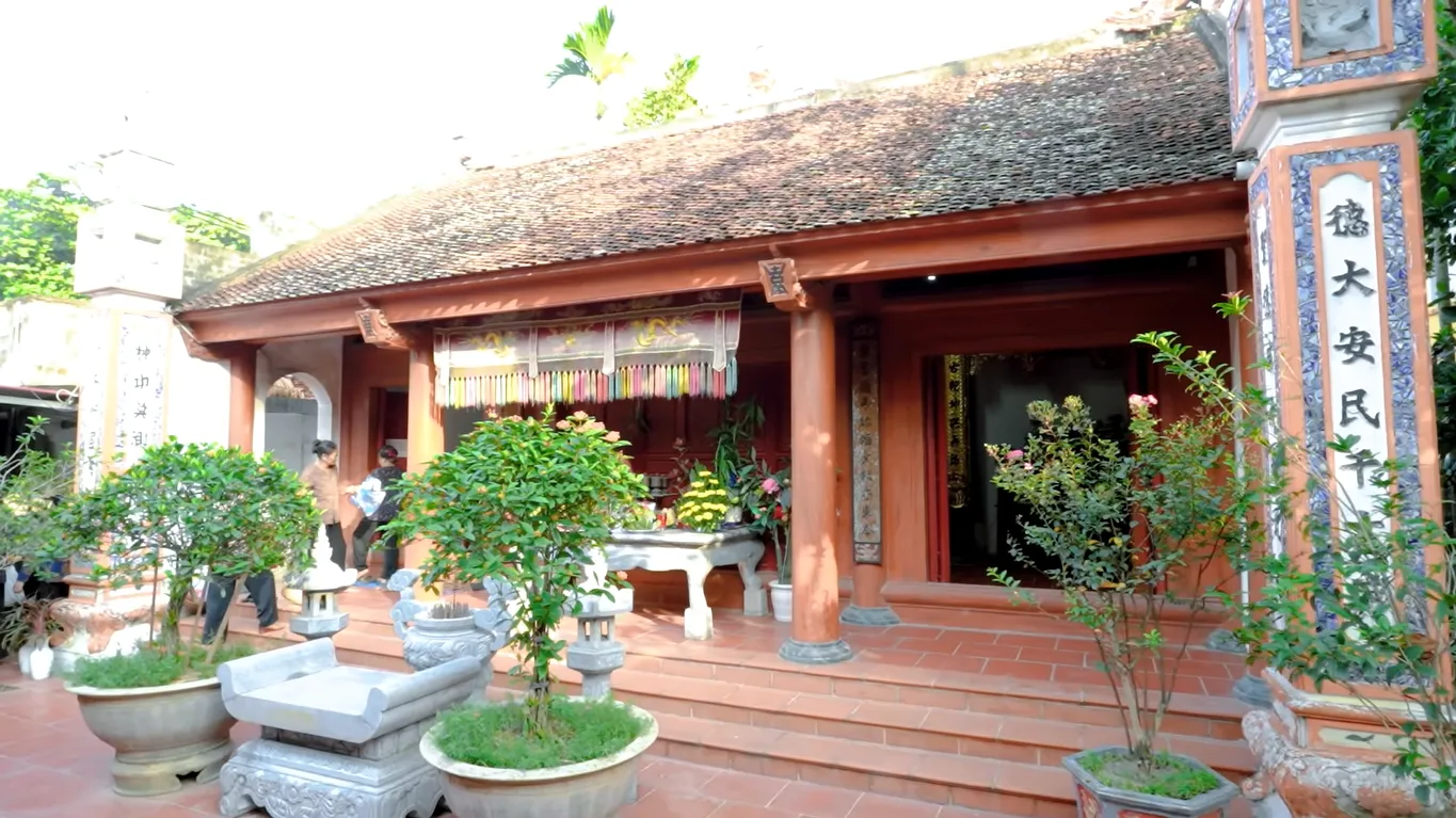 Cảnh quan tiền sảnh Miếu Yên Lan