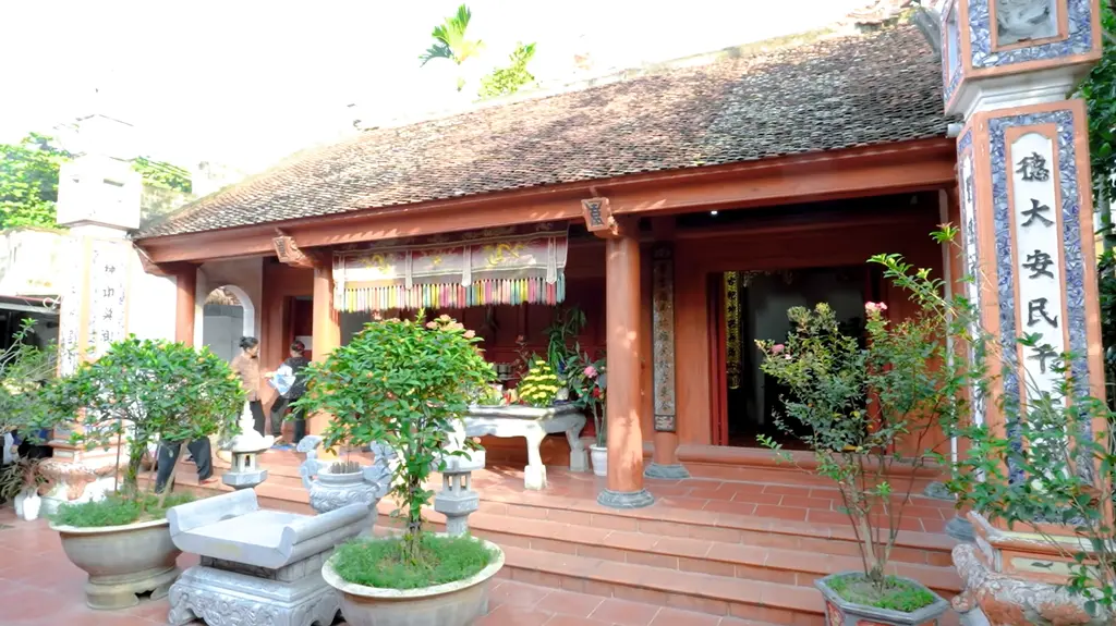 Cảnh quan tiền sảnh Miếu Yên Lan