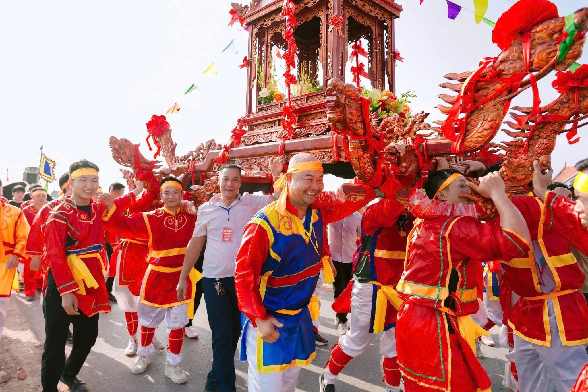 Đoàn kiệu rước trong lễ hội Chùa Vị Khê