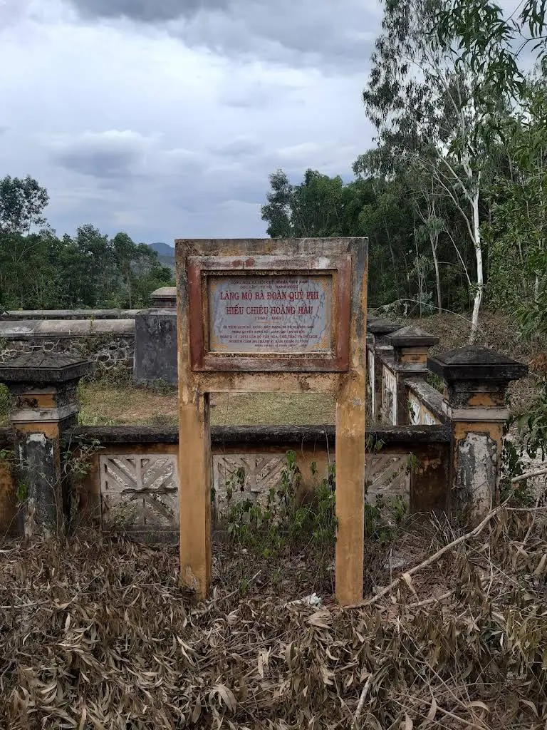 Bia khu di tích Lăng Mộ Đoàn Quý Phi