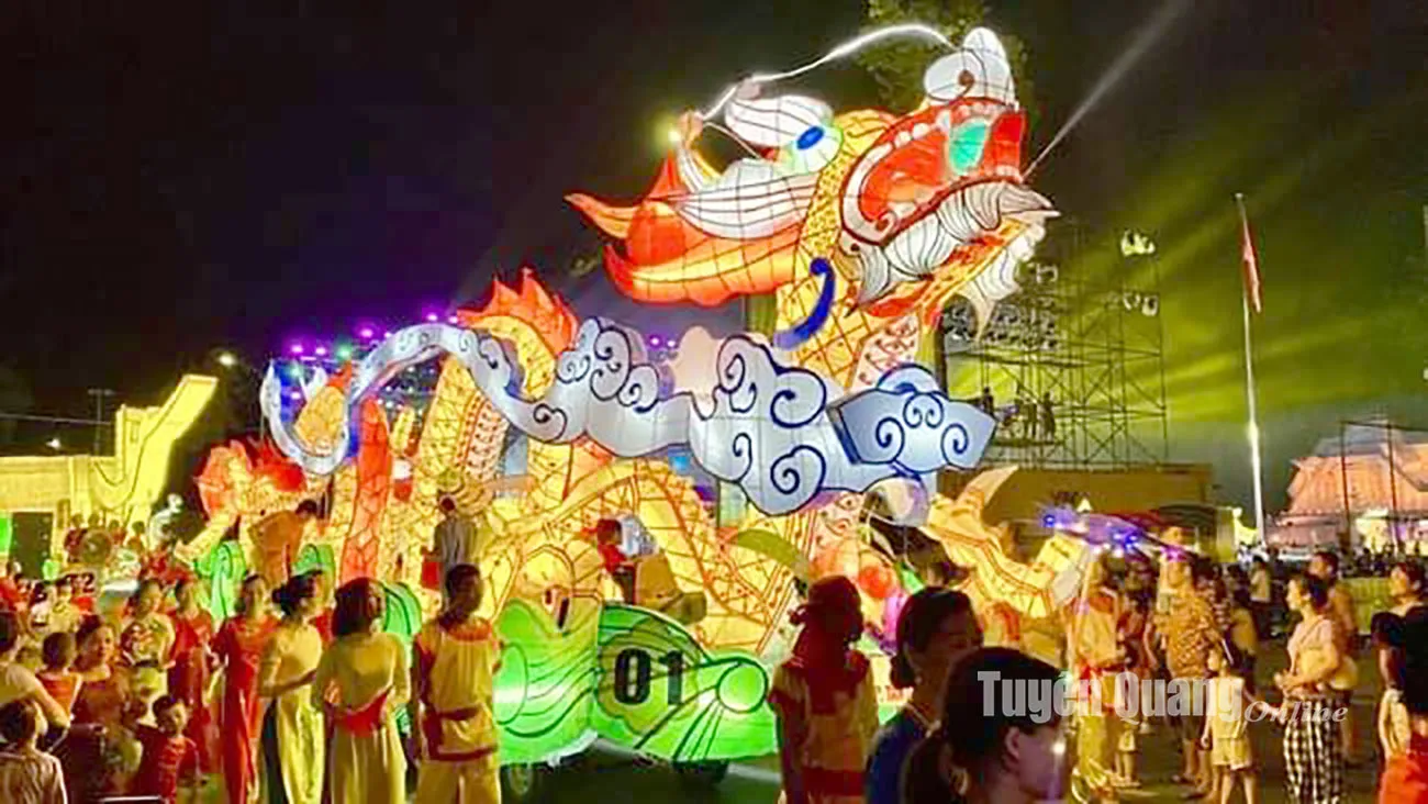 Rước đèn mô hình rồng trong Lễ hội Thành Tuyên