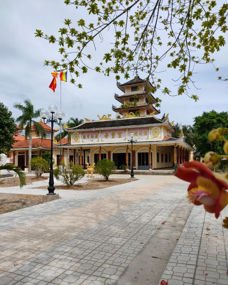 Khuôn viên Chùa Tuyên Linh