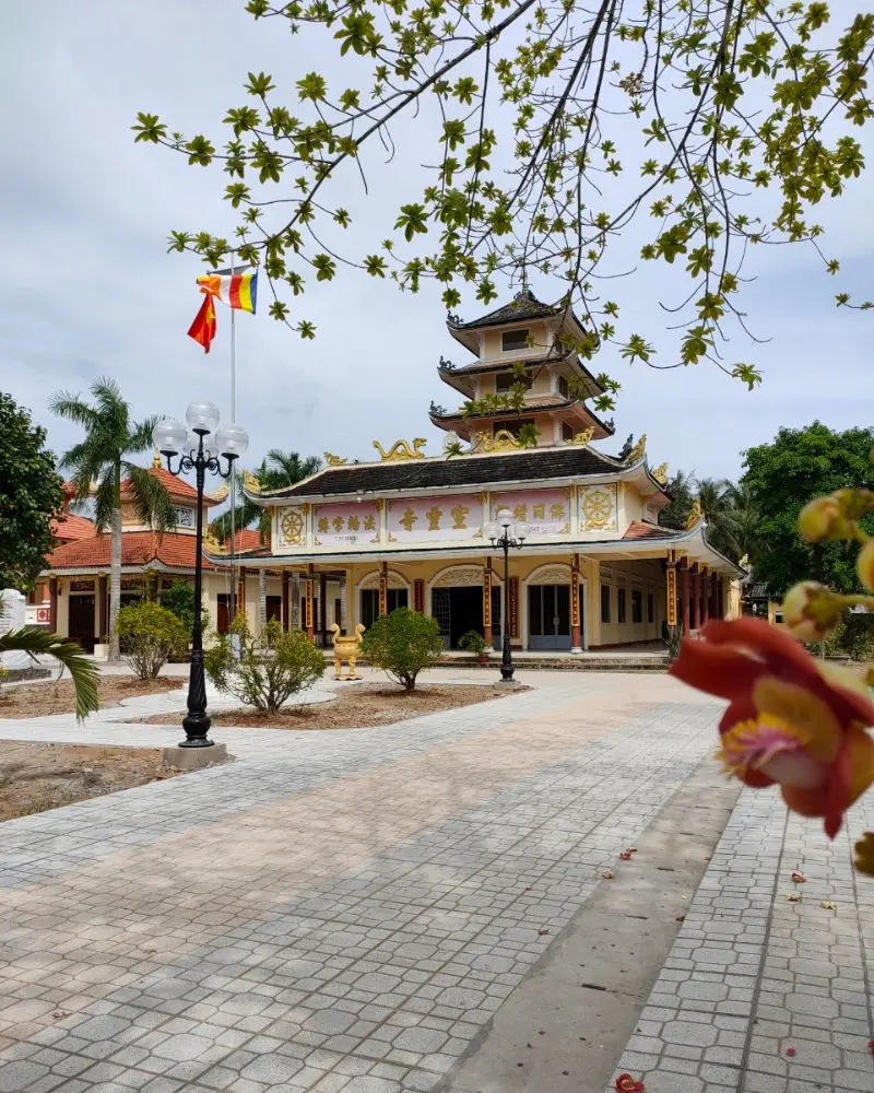 Khuôn viên Chùa Tuyên Linh