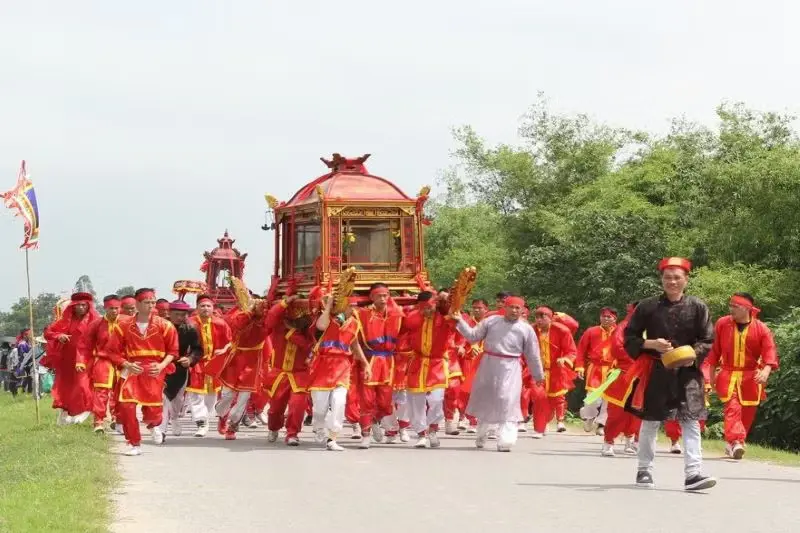 Đoàn rước tại Hội đình - đền Bổng Điền