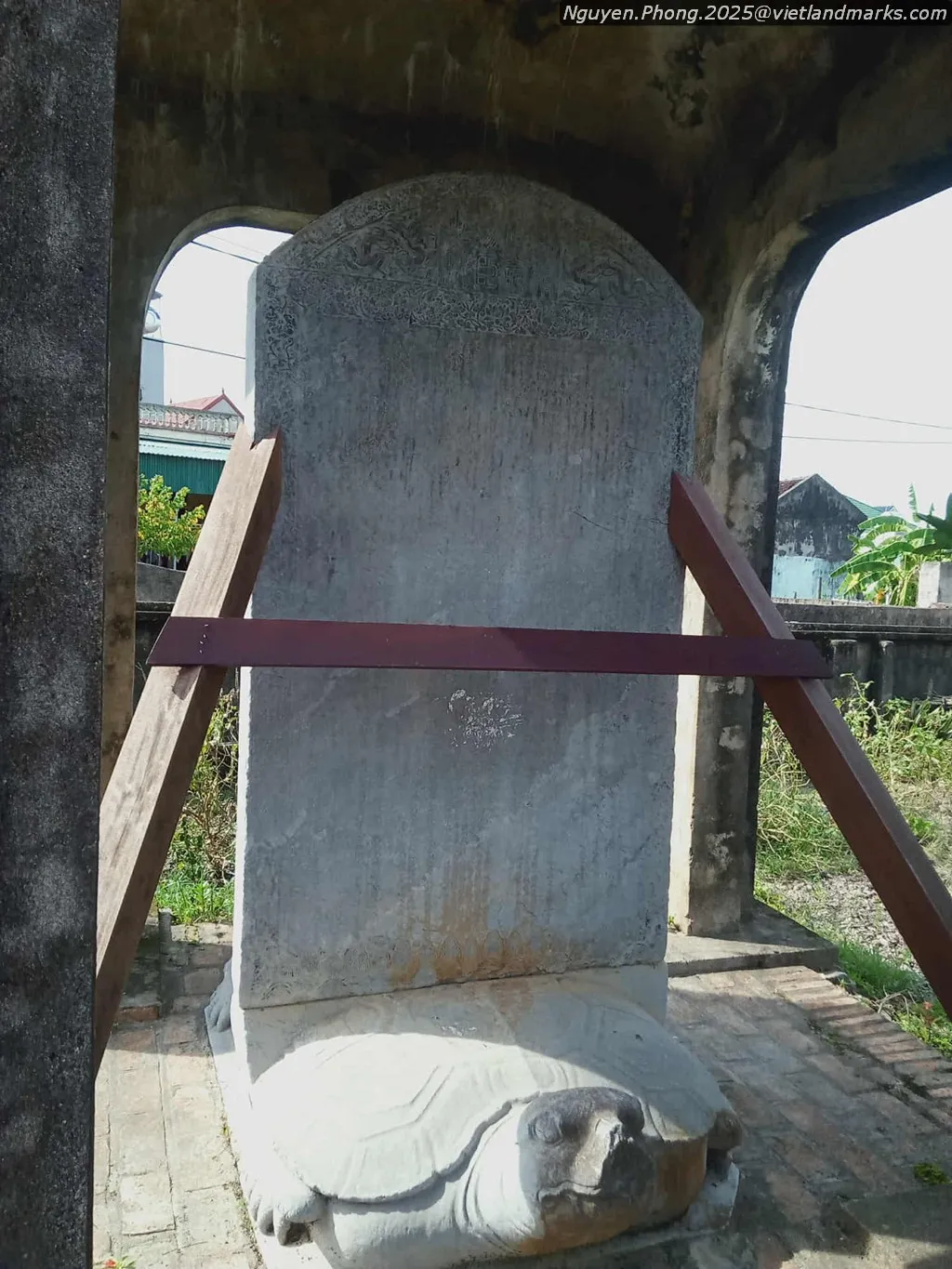 Bia đá trên lưng rùa tại Đền Thờ Nguyễn Chích