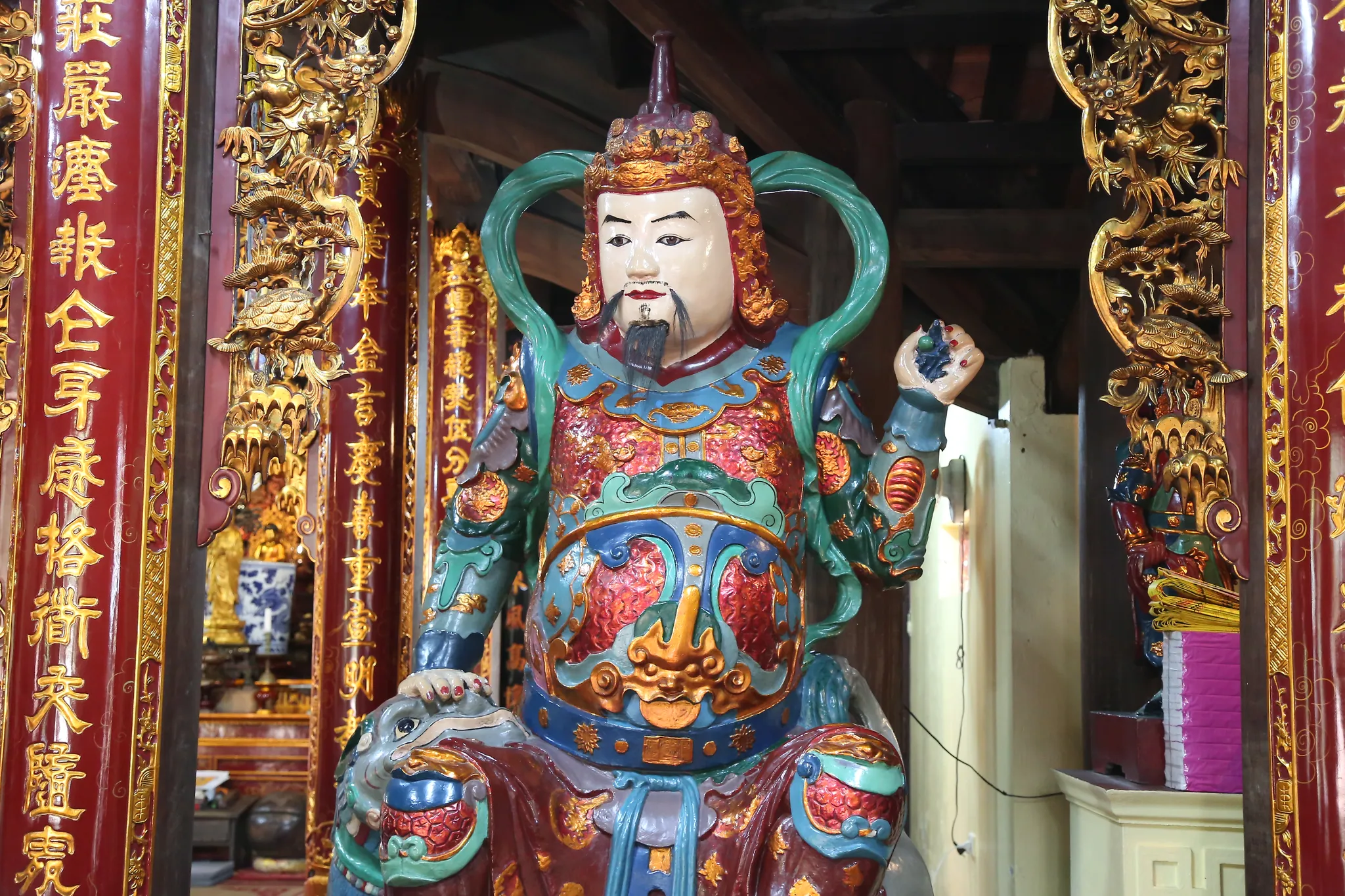 Tượng hộ pháp trong Chùa Linh Ứng (Chùa Thị Cấm)