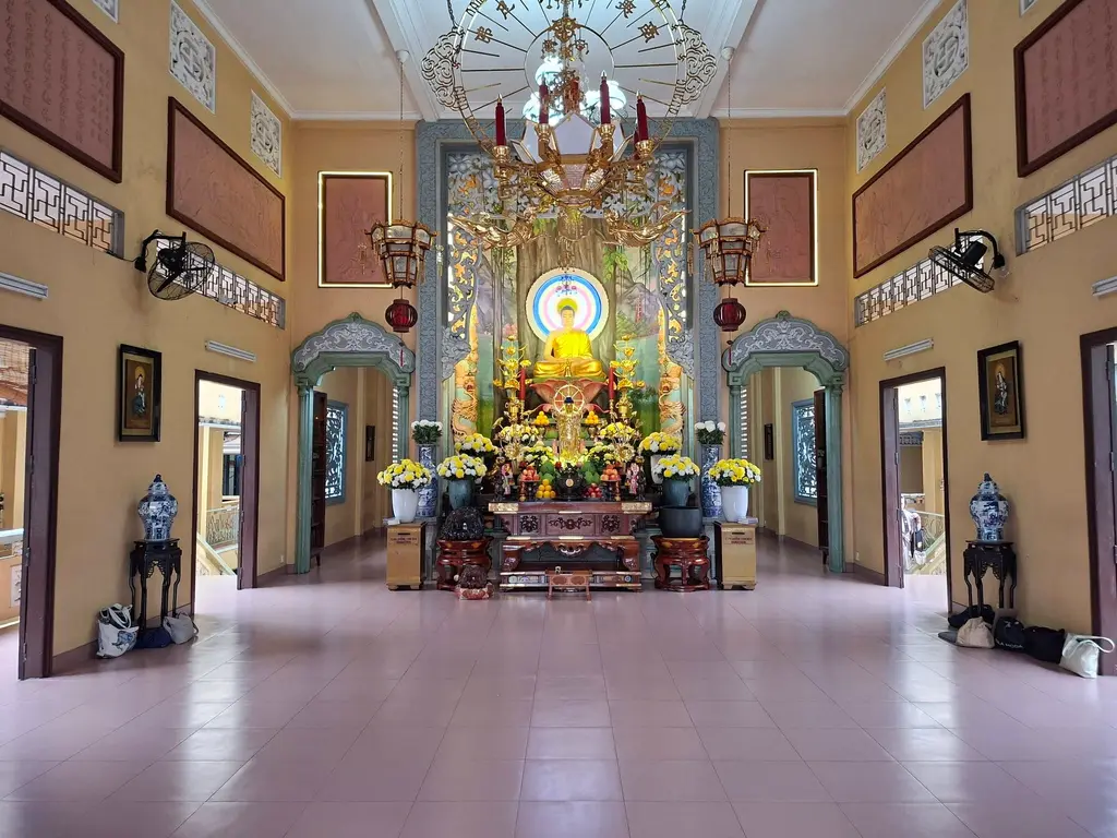 Không gian bên trong Chùa Ấn Quang