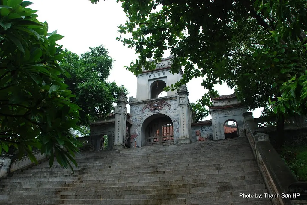 Lối lên Đền Cuông