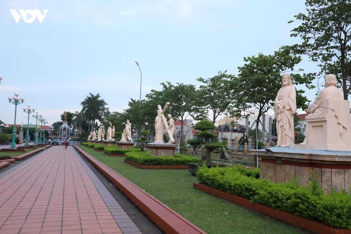 Dọc khuôn viên Đền Thánh Kiên Lao