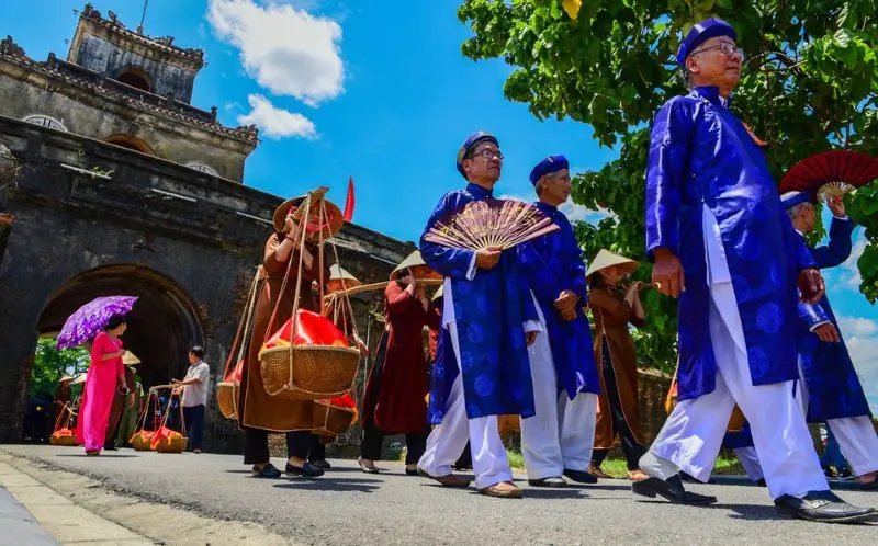 Đoàn đưa thanh trà tiến cung trong Lễ hội Thanh Trà
