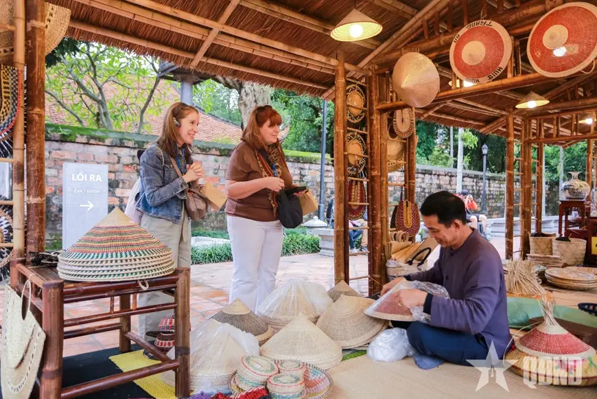 Gian hàng trưng bày của nghệ nhân Đỗ Văn Tấn tại Không gian Festival Thăng Long-Hà Nội 2025